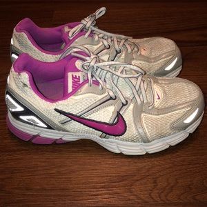 Women’s Nike tennis shoes
